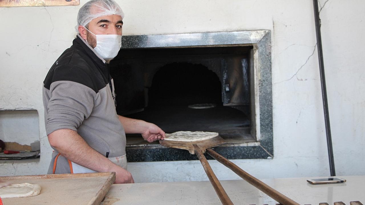 Fırıncı Özcan Olgun, kış aylarında soğuk hava nedeniyle güçlük çektiklerini belirterek, "Bu soğukta karın altındaki odunları zorlukla çıkartıyoruz." dedi.