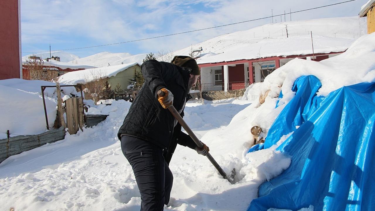Duyarlı vatandaşlar ise çetin kış şartlarından dolayı yiyecek bulamayan sokak hayvanları için bazı yerlere yiyecek bırakıyor.