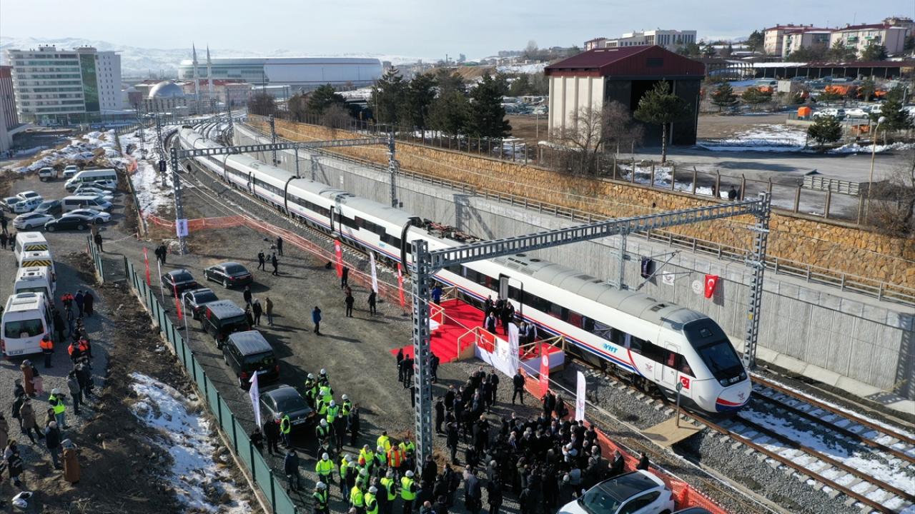 Ankara`dan saat 08.00`de Balışeyh konvansiyonel hattından hareket eden test treni, Balışeyh`ten itibaren Ankara-Sivas YHT hattından saat 13.30`da Sivas Gültepe Mahallesi`ne geldi. 