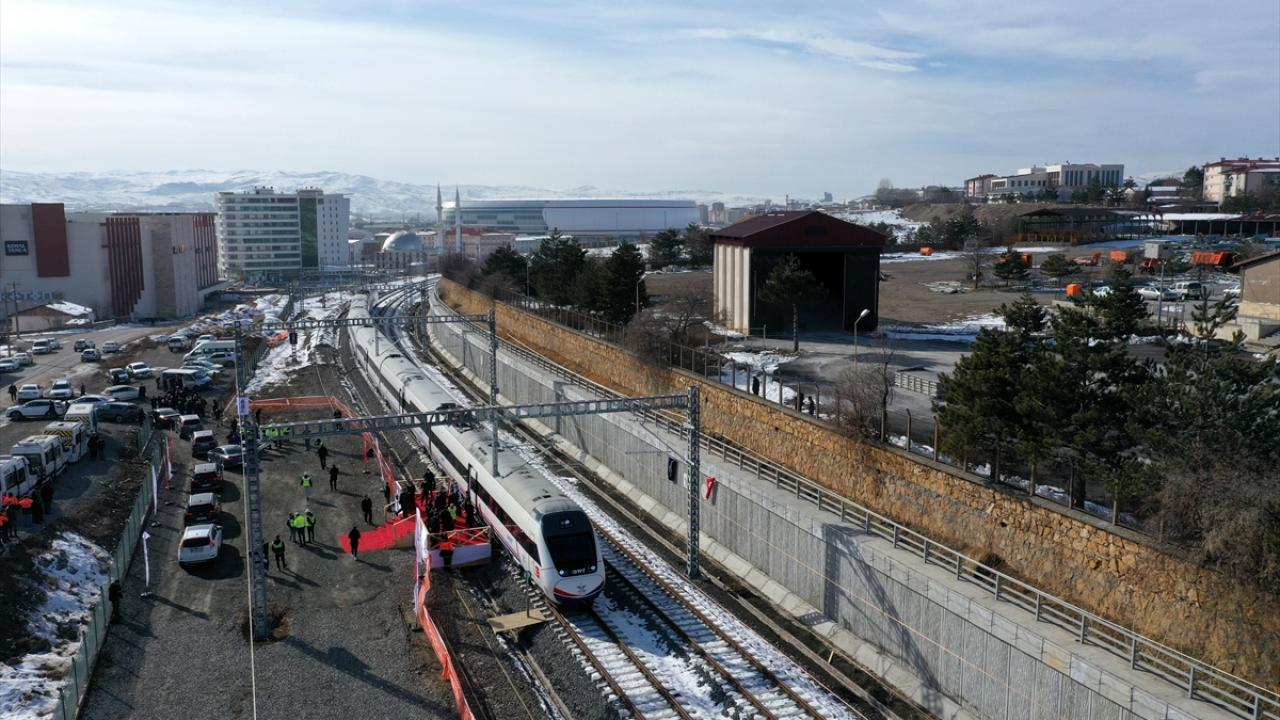Cumhuriyet tarihinin en büyük yatırımının en kısa zamanda hizmete gireceğini belirten Ayhan, "Bugün de onun en önemli somut göstergesini görmüş olduk." dedi.