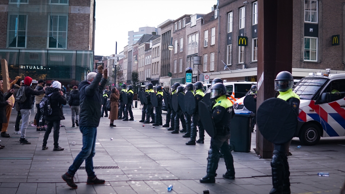 Amsterdam Belediyesinin Twitter`dan yaptığı açıklamada, gösterinin izinsiz olduğu hatırlatılarak, göstericilerin protesto hakkını kötüye kullandığı ifade edildi.