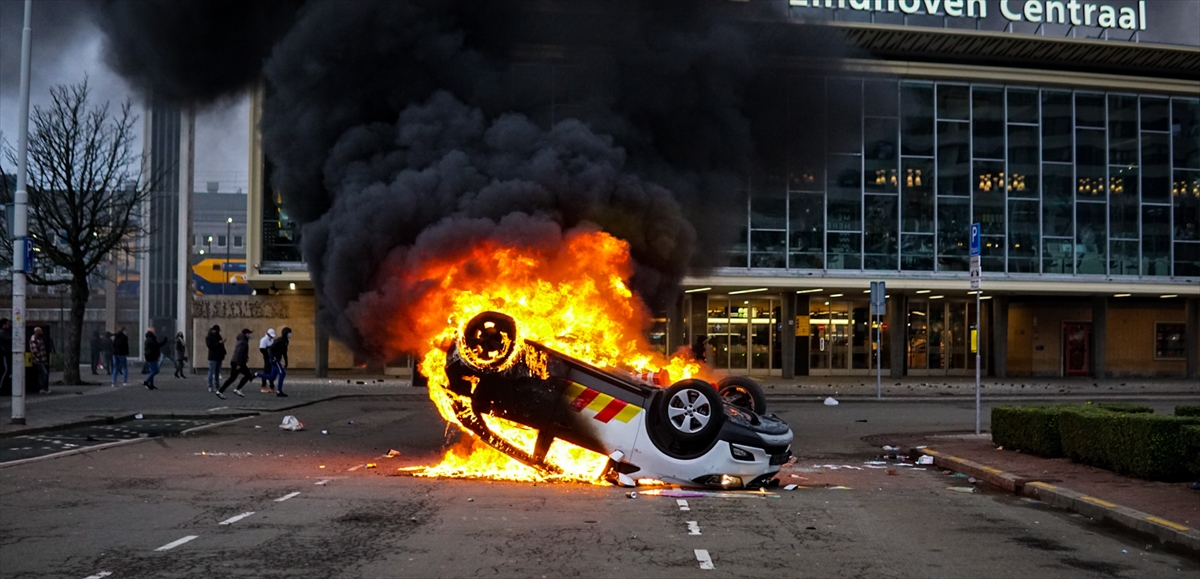 Eindhoven kentindeki 18 Eylül Meydanı`nda toplanan göstericilere de atlı ve zırhlı polisler, polis köpekleri ve göz yaşartıcı gazla müdahale etti.