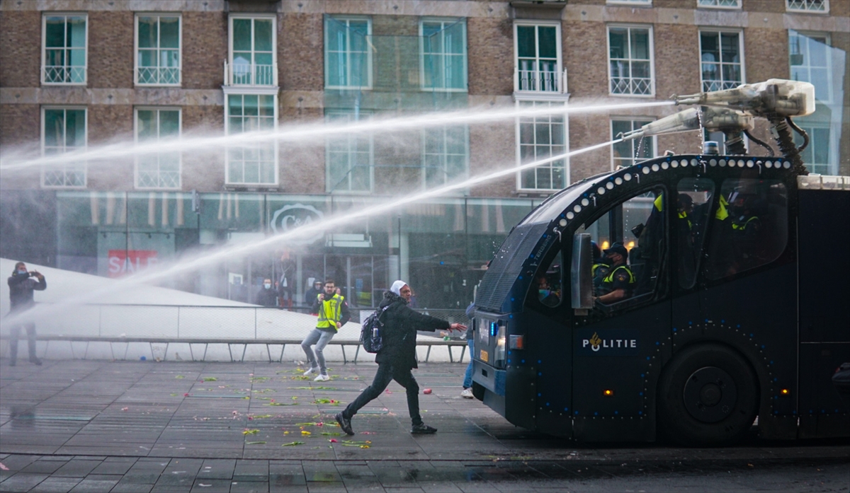 Polis, eylemcilere gösterinin izinsiz olduğu uyarısını yaptıktan sonra tazyikli suyla müdahalede bulundu.