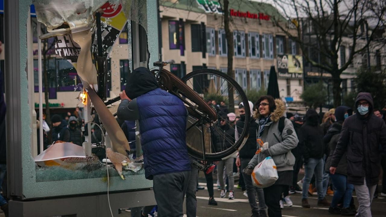 Amsterdam`da, 17 Ocak`ta yapılan Covid-19 protesto gösterisinde 150 kişinin gözaltına alındığı açıklanmıştı.