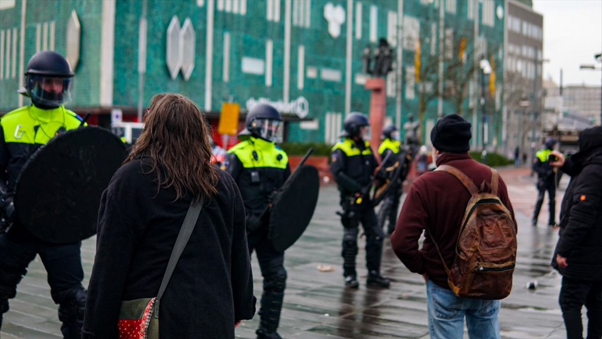 Covid-19 salgınıyla mücadele tedbirleri kapsamında dün, ülke genelinde 21.00-04.30 saatlerinde sokağa çıkma kısıtlaması başlatılmıştı.