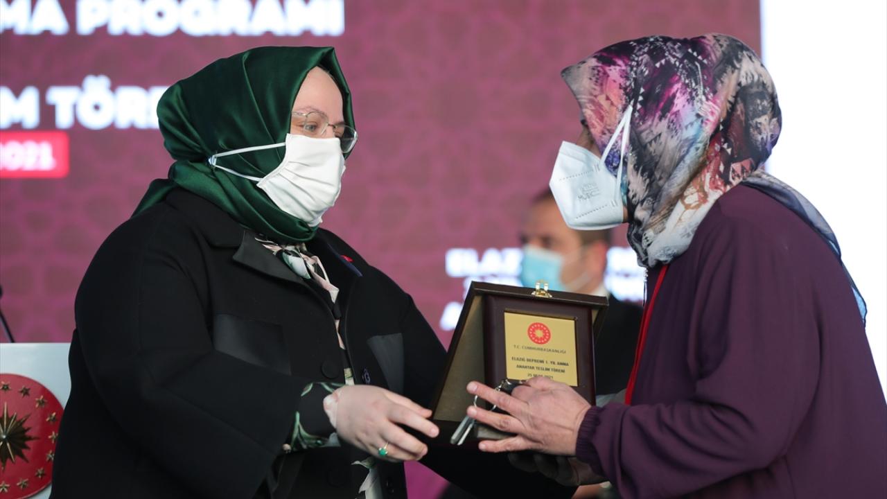 Aile, Çalışma ve Sosyal Hizmetler Bakanı Zehra Zümrüt Selçuk, Yazıkonak`ta Elazığ depreminin birinci yıl dönümü nedeniyle düzenlenen anma ve deprem konutları anahtar teslim törenine katıldı.