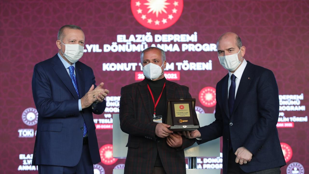 Türkiye Cumhurbaşkanı Recep Tayyip Erdoğan ve İçişleri Bakanı Süleyman Soylu, Yazıkonak`ta Elazığ depreminin birinci yıl dönümü nedeniyle düzenlenen anma ve deprem konutları anahtar teslim törenine katıldı.