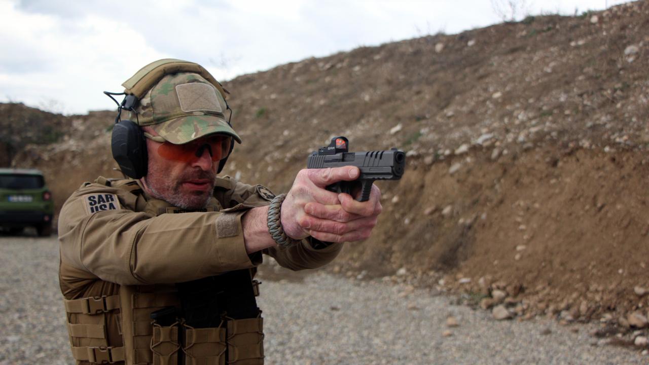 Türkiye’nin seçkin birlikleri tarafından da kullanılan tabanca, düşük atış aksı sayesinde şahlanma kontrolü kolaylığı ile arka arkaya atışlarda merminin aynı yere gitmesini kolaylaştırıyor.