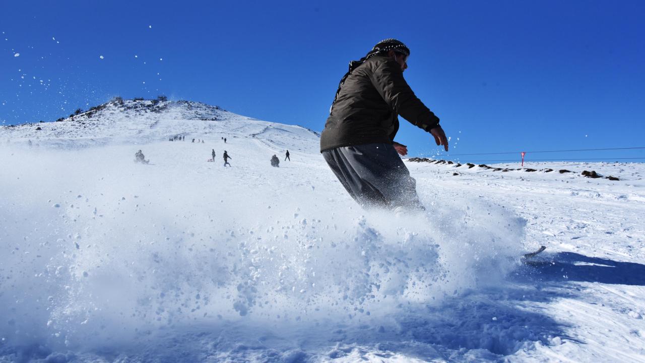 Güneşli havayı da fırsat bilen, çevre il ve ilçelerdeki çok sayıda kişi, Karacadağ`a gelerek kayak yaptı. 