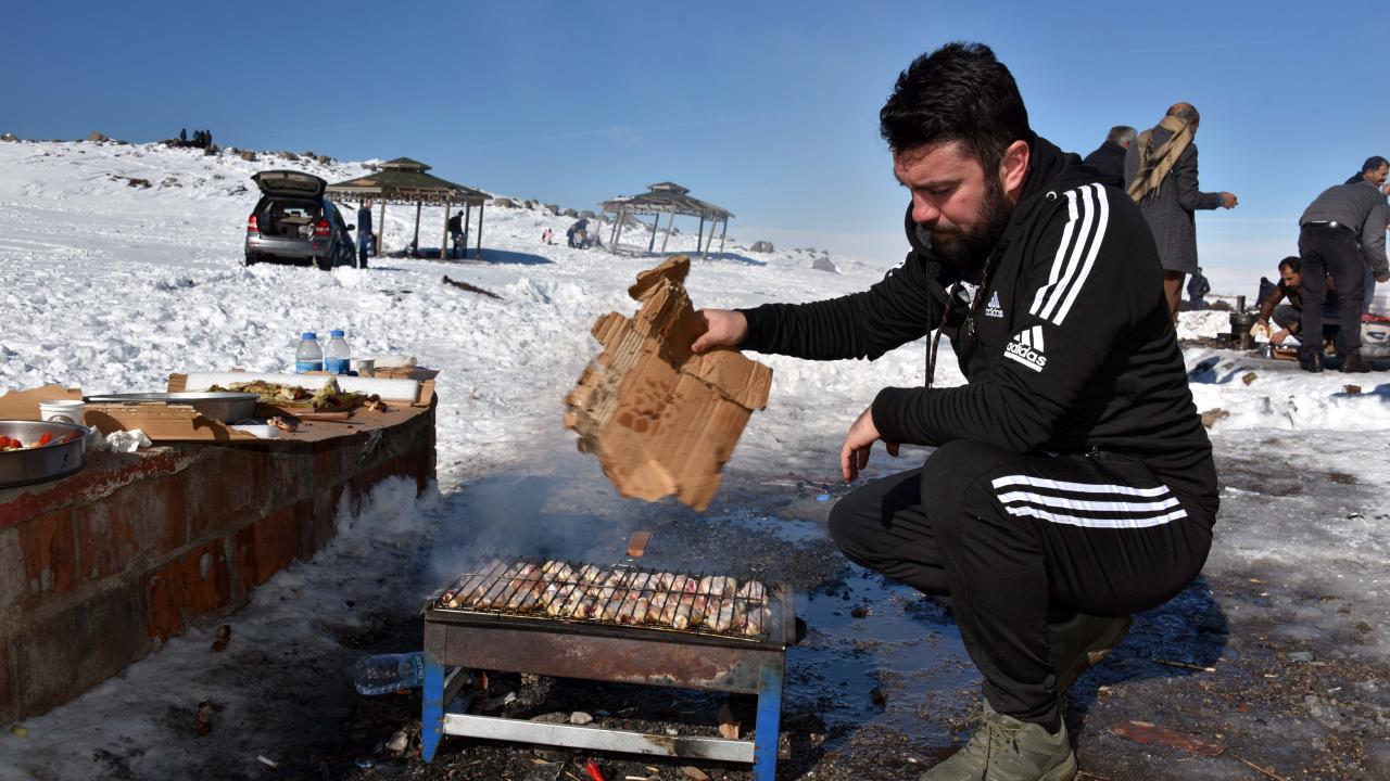 Karacadağ Kayak Merkezi`ne gelen ziyaretçiler karda mangal keyfini yaşadı.