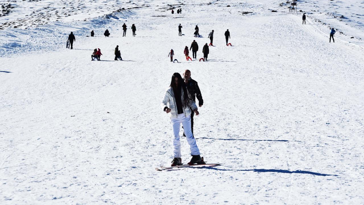 Kar yağışının gecikmesi nedeniyle sezonu geç açtıklarını ifade eden kayak merkezi işletmecisi Orhan Atilla, "Bu yıl karın geç yağmasından dolayı kayak sezonunu geç açtık. Kar yeterli seviyeye ulaştı, merkezimize kayak severleri bekliyoruz” dedi.