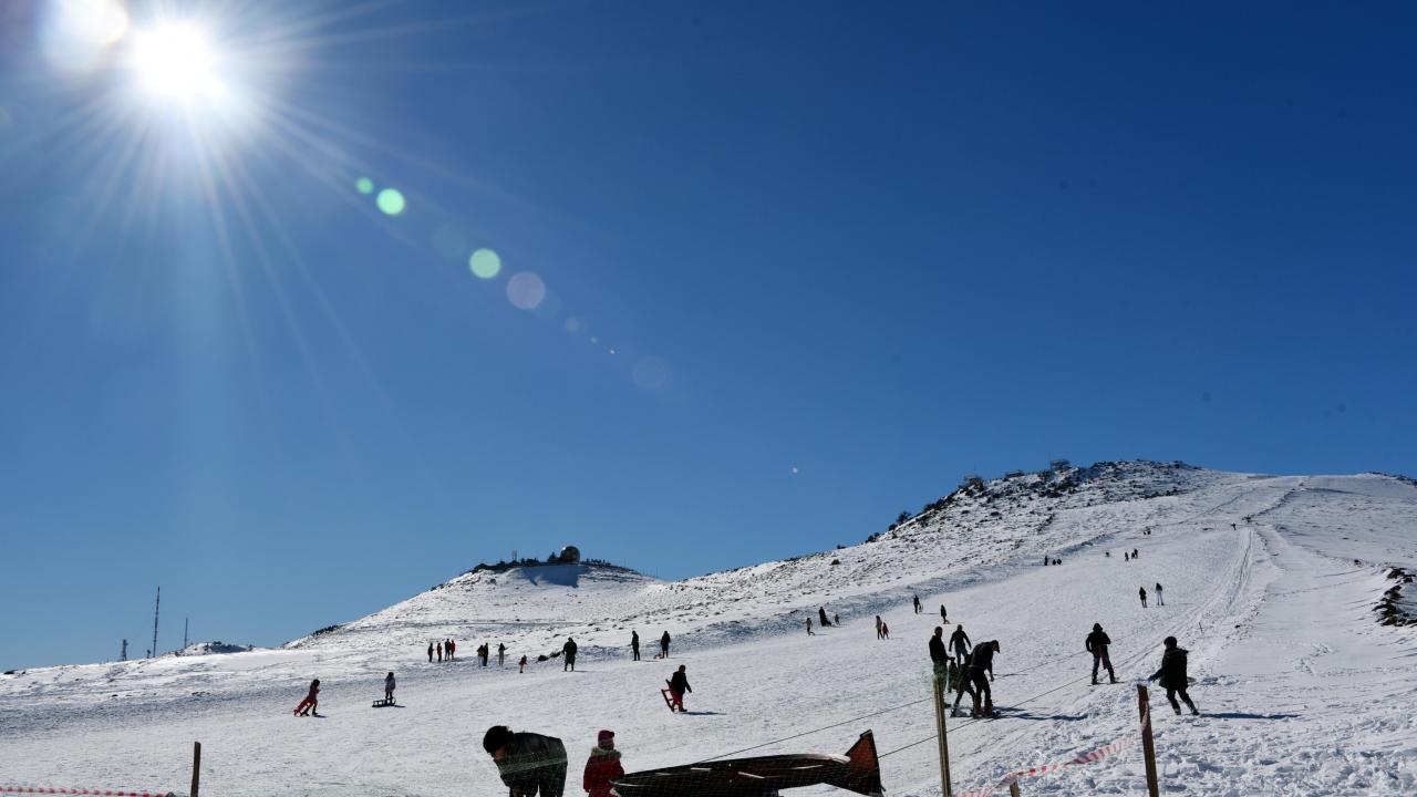 İlçe merkezine 45 kilometre uzaklıktaki Karacadağ`da kar kalınlığının 50 santime ulaştı. 