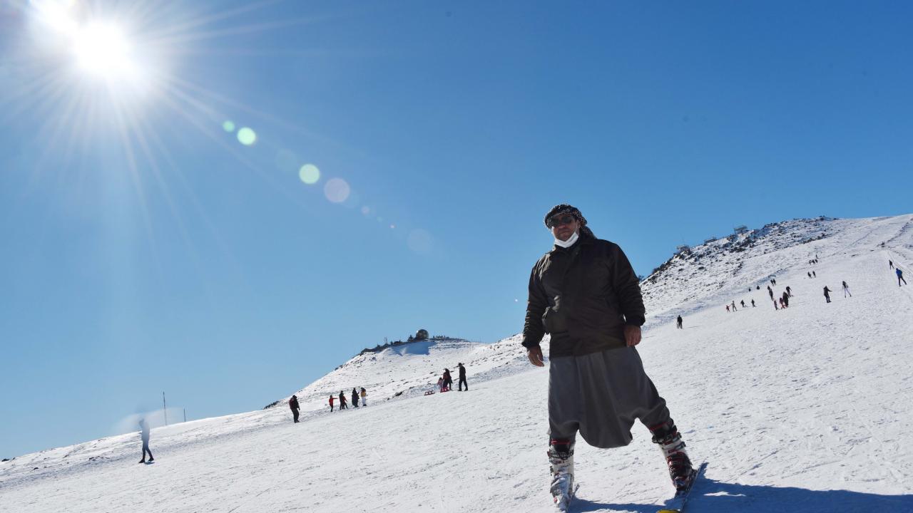 Bölge halkı ise yöresel kıyafetleri olan şalvarları ile kayarak renkli görüntüler oluşturdu.