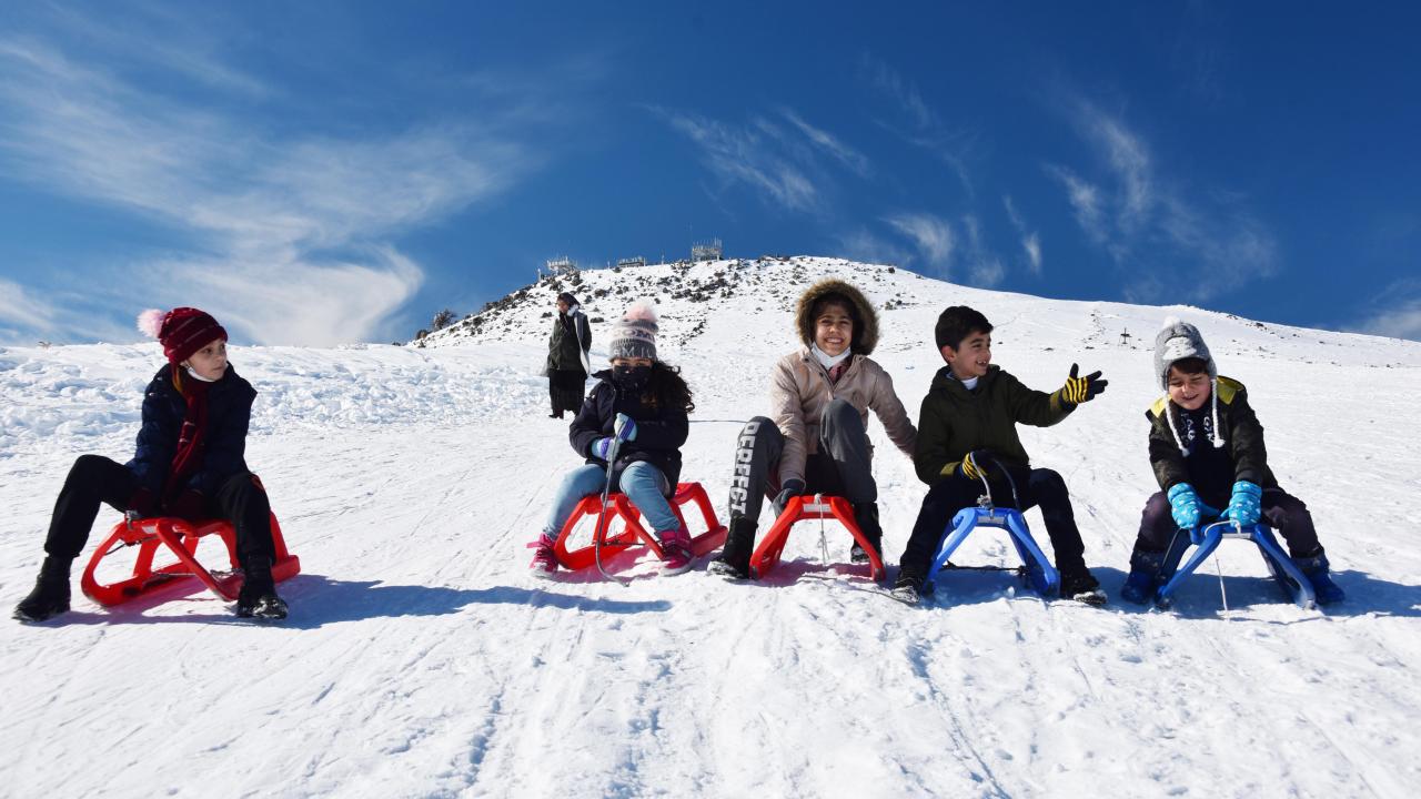 Birçok kişi ise kızaklarla kaymaya çalışarak eğlendi. 