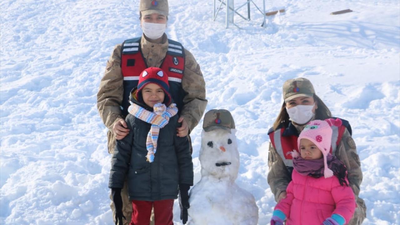 İl Jandarma Komutanlığı Aile İçi Şiddetle Mücadele ve Kadın Çocuk Kısım Amirliği ekipleri, Yedikuyular Kayak Merkezinde bulunan çocuklarla eğlenceli vakit geçirdi.