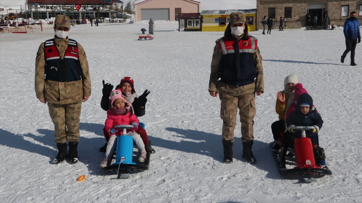 Çocukların eğlenmesini sağlayan jandarma ekipleri, onlara "jandarma çocuk" dergisi hediye etti.