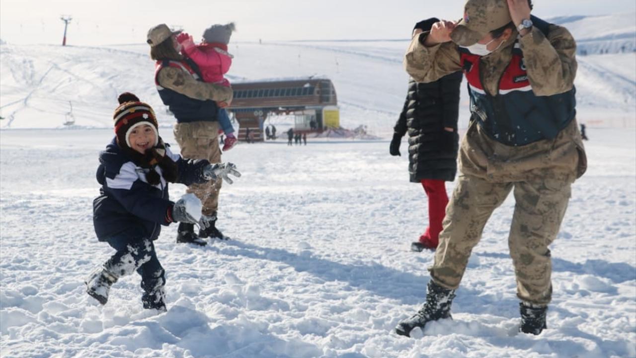 Çocuklarla kar topu oynayıp kızak kayan ekipler, daha sonra kardan adam yaptı.
