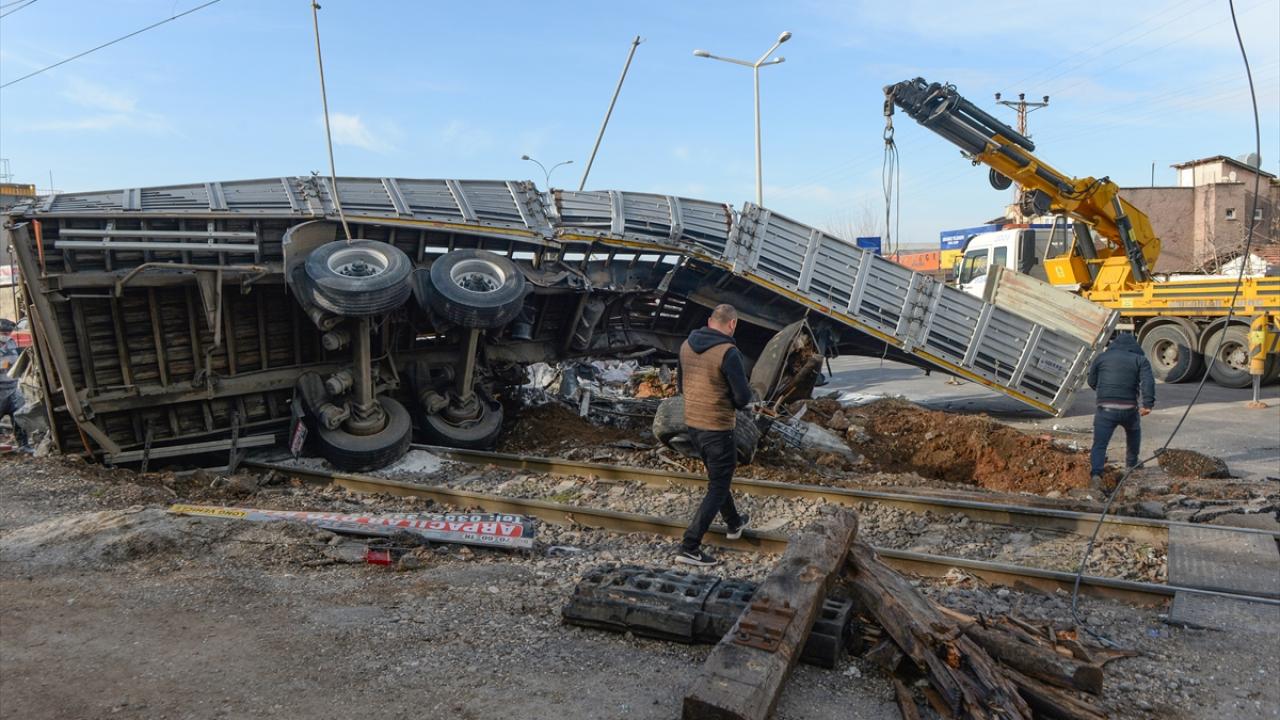 A.K. yönetimindeki 58 AAE 558 plakalı tır, Pazarcık ilçesi Kartalkaya Bulvarı`ndaki kontrollü hemzemin geçitte E 6803 sefer sayılı yük treniyle çarpıştı.