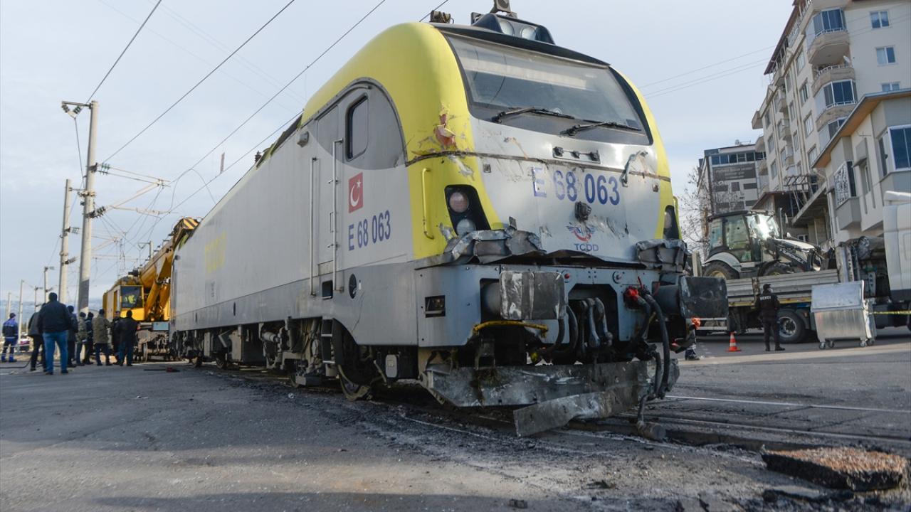 Kaza nedeniyle tren seferleri bir süre aksadı.
