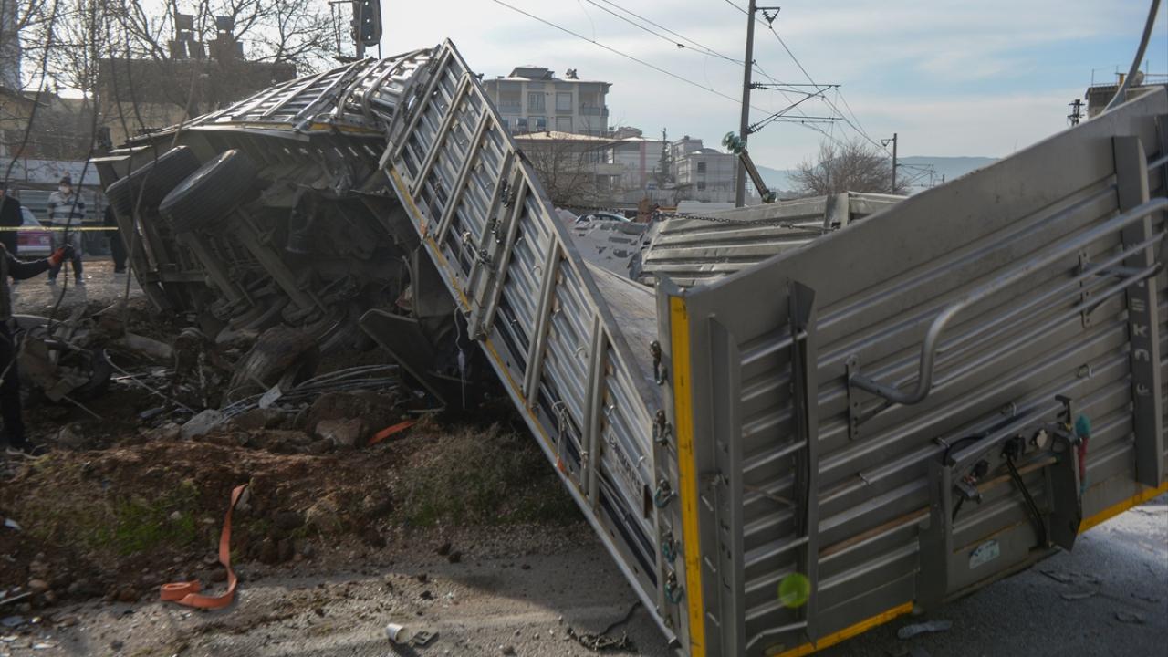 Yaralanan A.K, 112 Acil Servis ekiplerince Pazarcık Devlet Hastanesine kaldırıldı.
