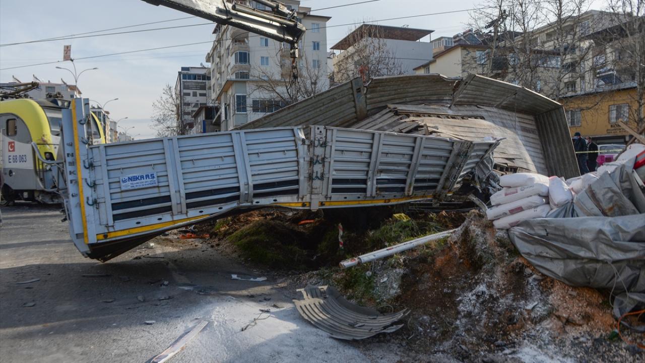 Öte yandan, Elazığ-Adana seferini yapan trenin tırla çarpışma anı güvenlik kamerasınca kaydedildi.