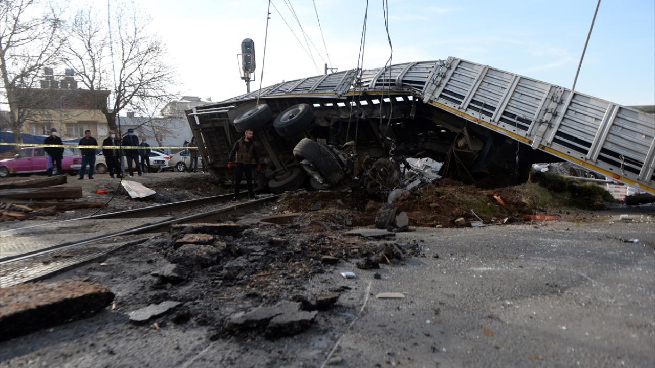 Görüntülerde, tırın yük treniyle hemzemin geçide aynı anda girmesi ve çarpışması, tırın sürüklenmesi ile yüksek gerilim hattındaki patlama yer alıyor.