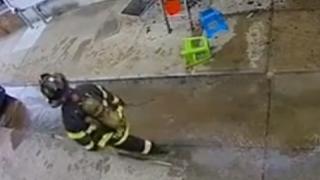 ABD'de itfaiye erinin başına klima düştü