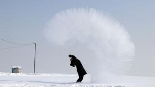 Ağrı'da havaya atılan kaynar su dondu