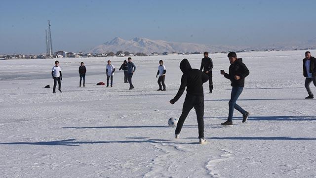 Buz tutan Arin Gölünde futbol keyfi