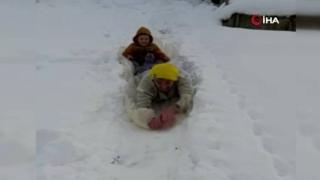 Dede ve torun hem karlı yolu açtı hem eğlendi