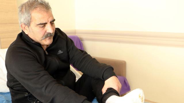 Kamyonun camları buz tuttu, şoförün ayağı dondu