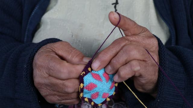 Kepsutlu Edibe nine Yörük motiflerini el emeği göz nuru ürünleriyle yaşatıyor