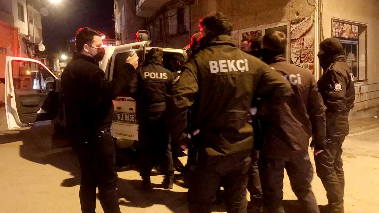 Sokağa çıkma kısıtlamasını ihlal etti, bekçiye saldırdı