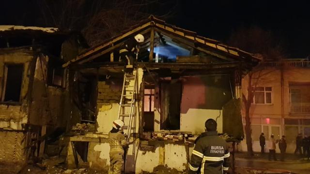 Bursada metruk bir binada yangın çıktı
