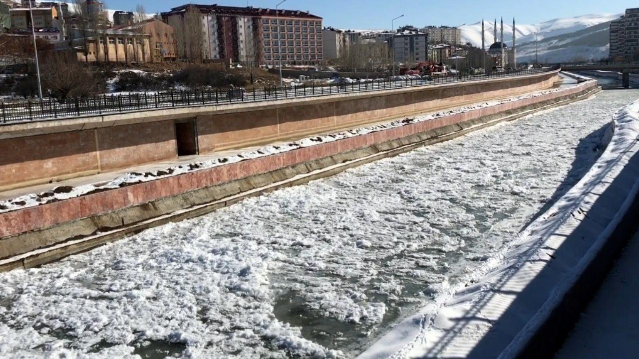 Çoruh Nehri buzla kaplandı