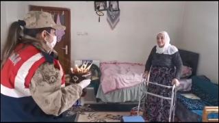 Jandarmadan yaşlılara doğum günü sürprizi