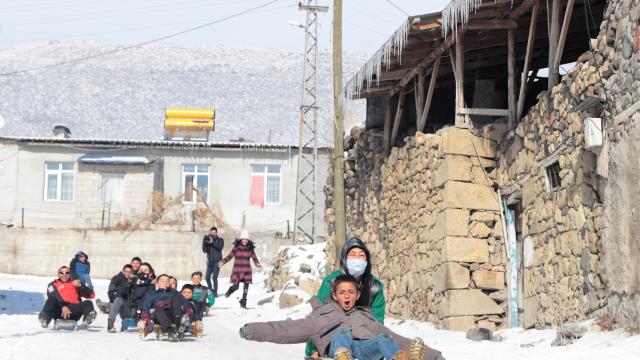 Erzurumlu çocukların kızak eğlencesine dondurucu soğuklar da engel olmuyor