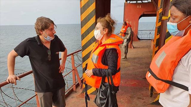 Librevil Büyükelçisi Kaygısız, saldırıya uğrayan gemi mürettebatıyla görüştü