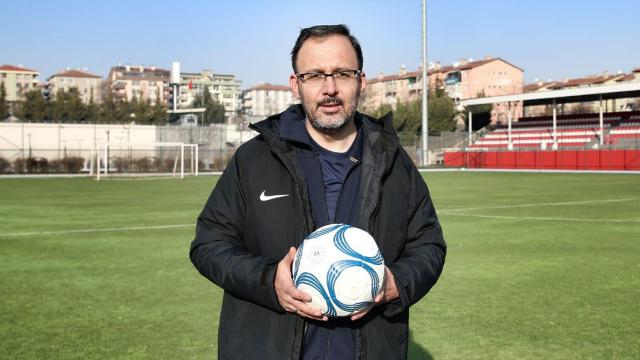 Bakan Kasapoğlu: Spor seyircisiyle güzel