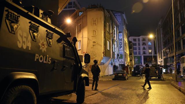 HDP Esenyurt ilçe binasına baskın