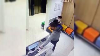 Sağlık çalışanının cep telefonunu böyle çaldı