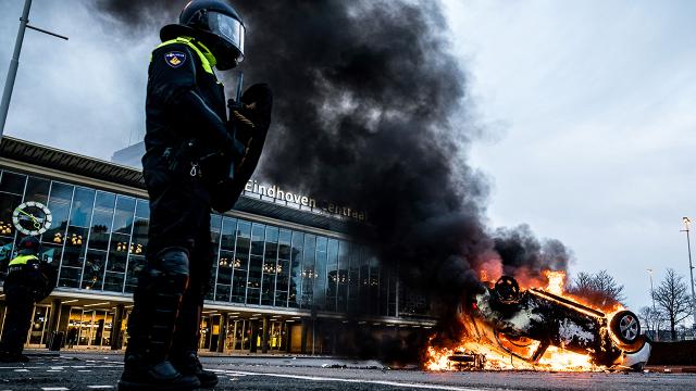 Hollandada COVID-19 kısıtlamaları karşıtı protesto: 70 gözaltı
