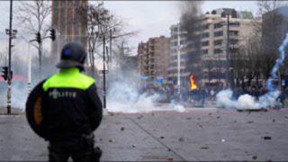 Hollanda'da kısıtlama karşıtları sokaklara döküldü