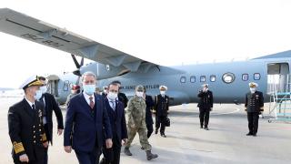 Bakan Akar Deniz Kuvvetlerinin yeni uçağını inceledi