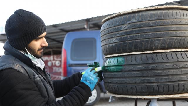 Bingöllü işletmeci otomobil lastiklerinden yaptığı evlerle kedileri soğukta kalmaktan kurtardı