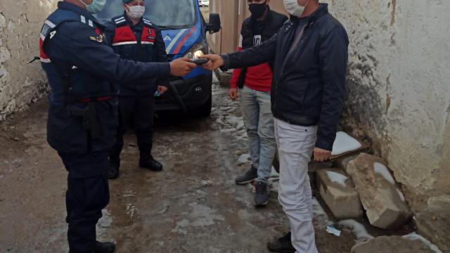 Jandarma ekipleri yolda buldukları cüzdanı sahibine teslim etti