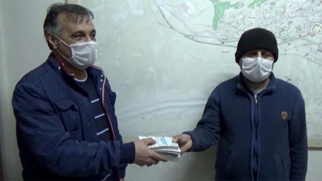 Temizlik işçisi yolda bulduğu 50 bin lirayı sahibine teslim etti