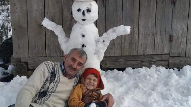 Hem karla kaplı evinin yolunu açtı, hem de torununu eğlendirdi