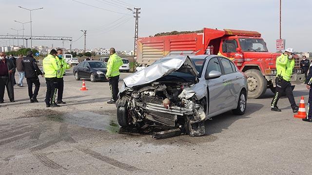 Adanada iki otomobil çarpıştı: 1 ölü, 5 yaralı