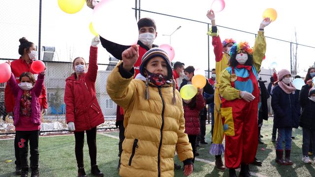 Kızılay, depremzede çocukların yüzünü güldürdü